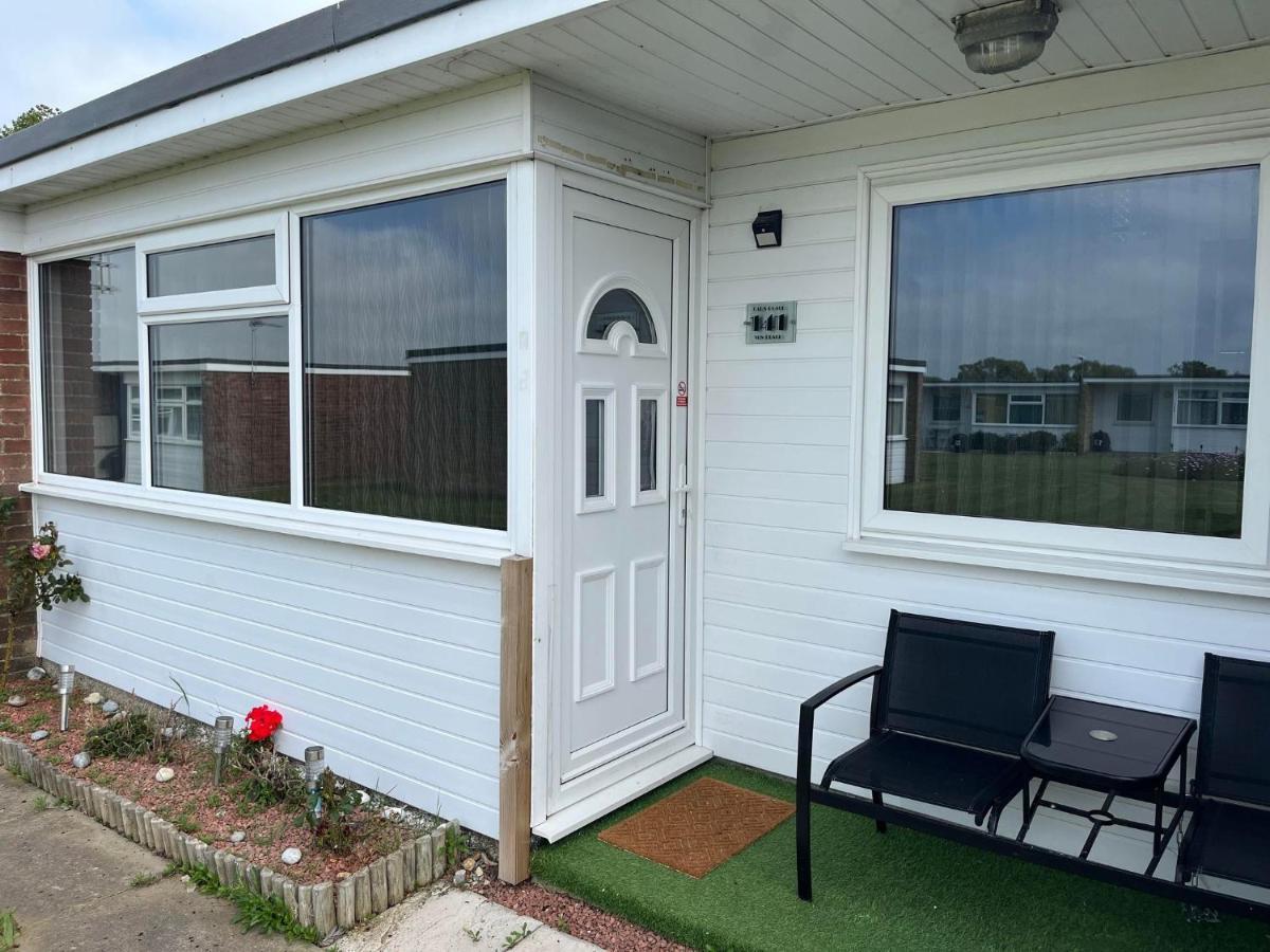 141 Sunbeach, Scratby - Two Bed Chalet, Sleeps 6, Bed Linen And Towels Included, Free Entry In Two Onsite Clubhouses And Pet Friendly Exterior photo